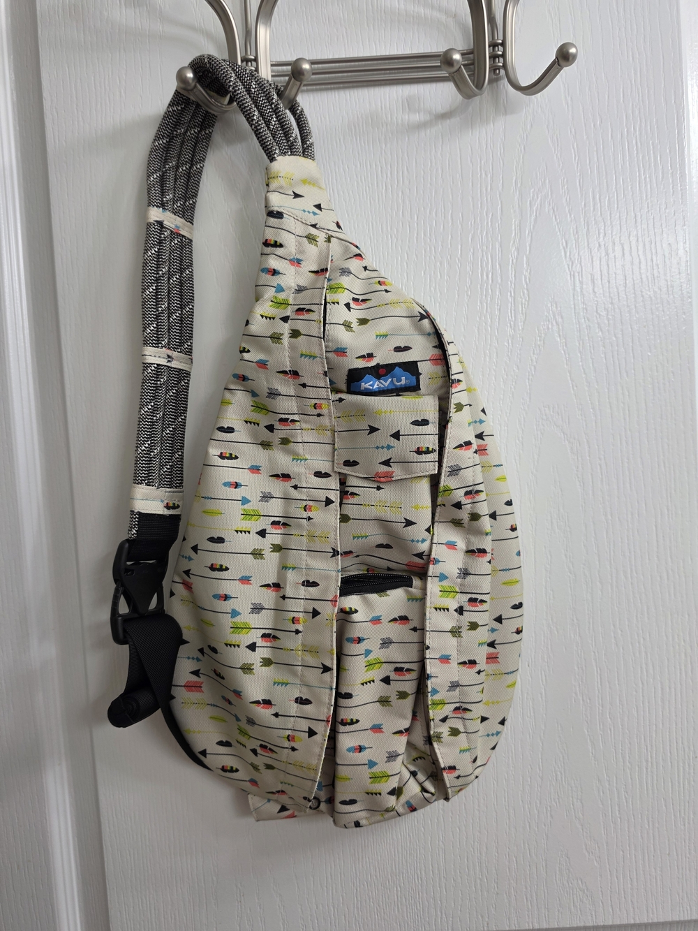 Kavu Dynamic Arrow Beige Multicolor Patterned Shoulder Rope Bag